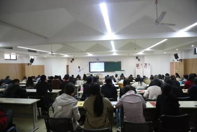 當李良濟走進校園—共同傳承中醫(yī)藥文化未來(圖5) 當李良濟走進校園—共同傳承中醫(yī)藥文化未來(圖5)